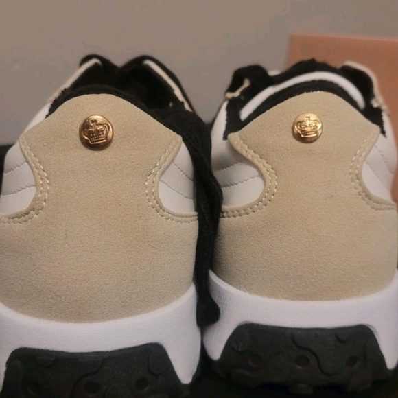 Womens JUICY COUTURE New In Box Tan And WHITE Sneakera - Picture 6 of 8